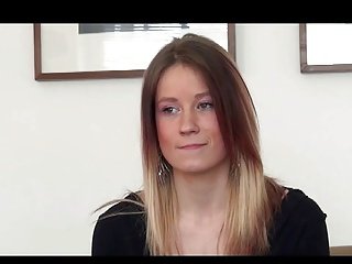 O fată drăguță maghiară cu corp se potrivesc bine face un casting