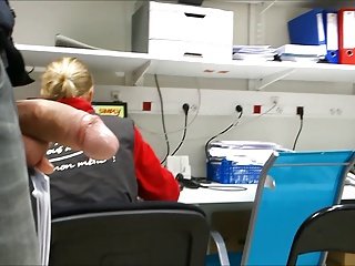 Vilkuv suur türa tööl. TEISE BLONDE kaastöötaja 
