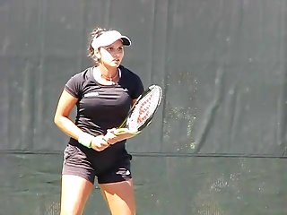 Sania Mirza incītis un krūtis