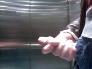 Wanking a liftben