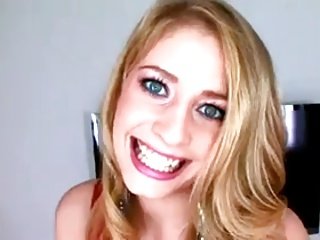 Blond Teen Girl fazer um bom trabalho