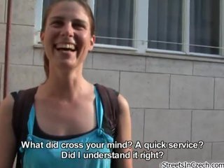Sevimli esmer hatun azgın parmağını alır