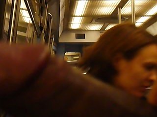 girl jteptep fil subway humm PARIS