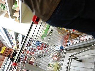 Sıcak bayan Arsch im Supermarkt .
