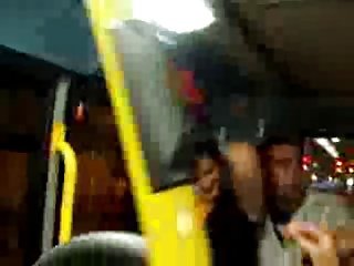 בנות מתנשקות על האוטובוס