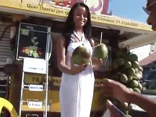 Marcelinha pe plaja din Brazilia