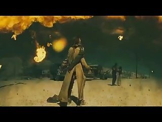 Milla Jovovich este atât de al naibii de cald încât aerul începe să ardă