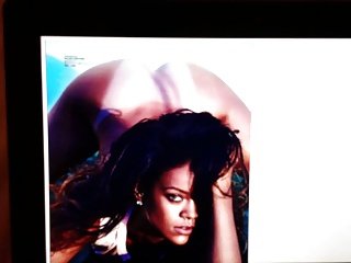 Rihanna topløs hyldest