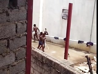 meninos da festa no quintal