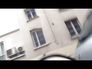 Le Cul d ja une ROumaine entre deux voitures